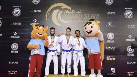 El luchador de Jiu Jitsu Fernández Herrera en el centro de la imagen.