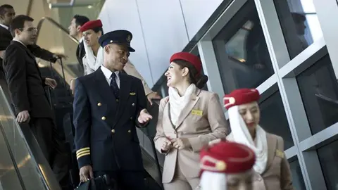 Tripulación de un vuelo de Emirates Airline.