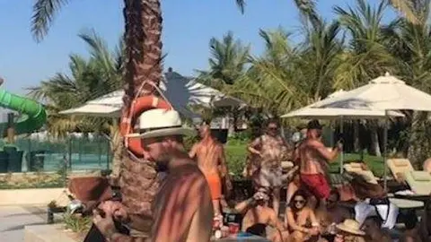 La piscina del Hilton Doubletree Resort and Spa at Marjan Island durante la pandemia. (DailyMail)