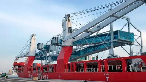 Las pasarelas de embarque antes de salir del puerto de Barcelona. (radiohuesca.com)