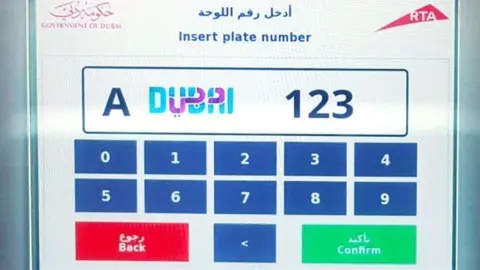 Las nuevas máquinas de aparcamiento en Dubai. (Twitter)