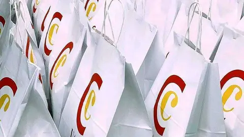 Bolsas con los kit sanitarios enviadas por la Camára de Comercio de España en Emiratos Árabes a sus asociados. (EL CORREO)