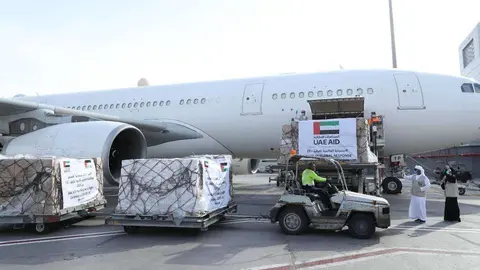 El avión de Etihad con la carga de ayuda para los palestinos. (WAM)