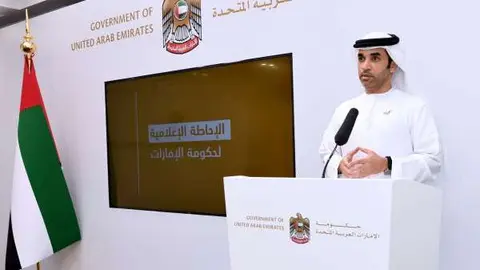 Un portavoz de Emiratos &Aacute;rabes durante una rueda de prensa informativa de casos de coronavirus. (WAM)