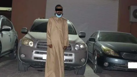 La policía difundió la imagen del joven ladrón con los coches robados.