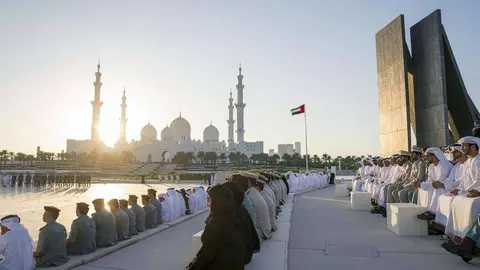 Homenaje de los siete gobernantes de EAU a los caídos. (WAM)