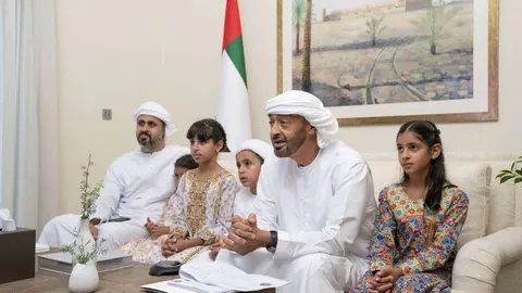 El príncipe heredero de Abu Dhabi y miembros de la familia real. (WAM)