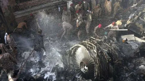 Una imagen de Twitter tras el siniestro aéreo en Karachi.