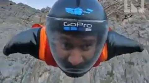 El Batman emiratí en pleno vuelo. (The National)