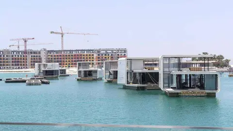 Hotel y casas en el mar en las Islas del Mundo de Dubai. (The National)