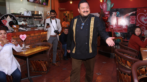 El chef Ernesto con una guayabera negra. (ELCORREO)
