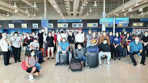 El grupo de repatriados a Perú, en la mañana de este domingo momentos antes de partir rumbo a Lima desde el Aeropuerto Internacional de Dubai. (EL CORREO)
