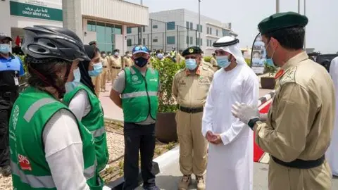 En la imagen de WAM, el príncipe heredero de Dubai con miembros de la policía.