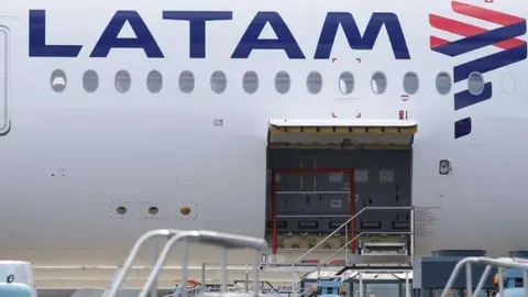 En la imagen de Reuters, un avión de la aerolínea Latam.