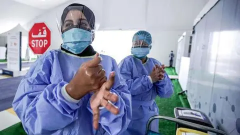 Un centro móvil de diagnóstico de coronavirus en Emiratos Árabes. (WAM)
