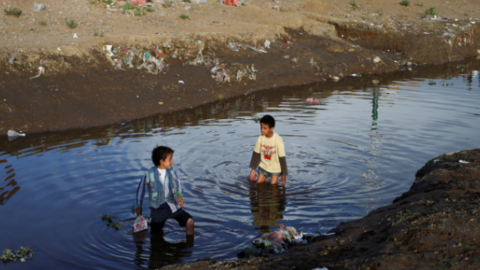 En la imagen de Reuters, dos niños juegan en aguas residuales en la capital de Yemen, Saná.