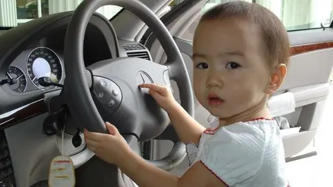 A modo ilustrativo, un menor juega dentro de un vehículo. (Fuente externa)