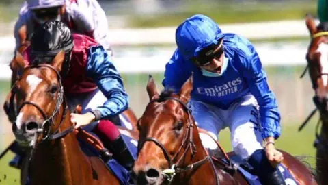  ​​El potro Sharmadal y el jinete Mickael Barzalona de azul en un momento de la prueba. (Twitter) 