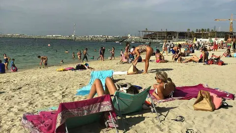 Aspecto de la playa de La Mer en Dubai al mediodia del 1 de diciembre. (EL CORREO)