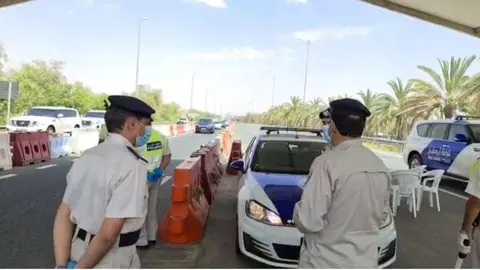 La policía solicitó a los automovilistas permiso electrónico antes de viajar entre Abu Dhabi y otras ciudades.