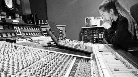 Malu Salgado, en el estudio de grabación. (Cedida)