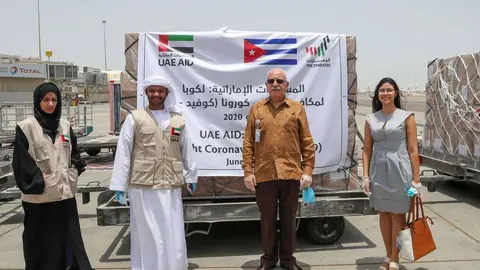 En el centro de la imagen, Roberto Blanco Doménguiz, embajador de Cuba en EAU y Ailyn Martínez, tercera secretaria de la Embajada. (WAM)
