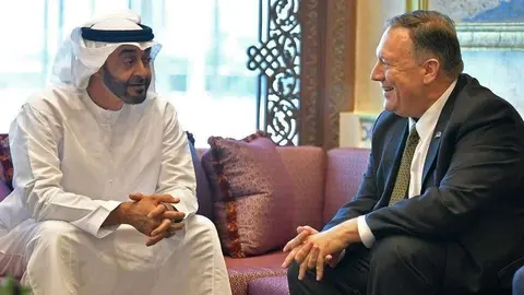 Una imagen de archivo del príncipe heredero de Abu Dhabi y Mike Pompeo. (Al Arabiya)