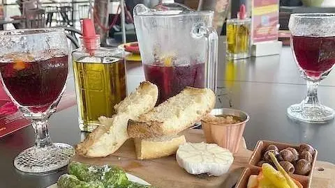 Mesa muy española en el restaurante Casa de Tapas de Dubai. (EL CORREO)