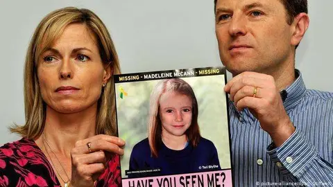 Los padres de Madeleine, Kate y Gerry McCann junto a un retrato robor de su hija.