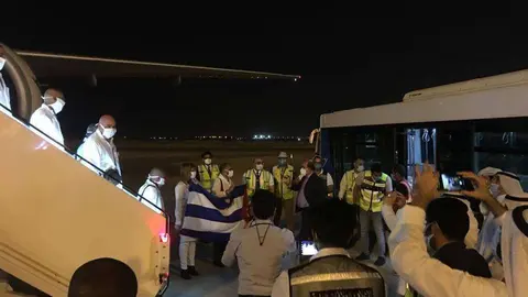 Kuwaitíes celebran la llegada de médicos cubanos al aeropuerto. (Kuna)