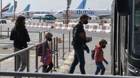 Pasajeros del vuelo de Emirates con destino Fránkfurt de este lunes. (AFP)