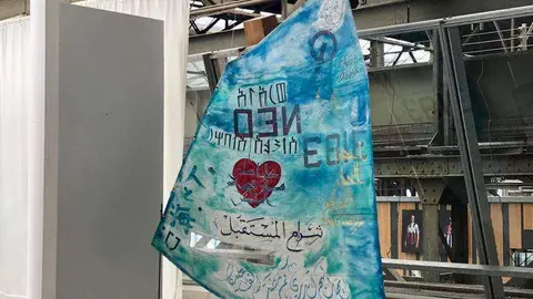 La vela náutica pintada por los artistas de Sharjah colgada en la exhibición en Amsterdam. (Cedida)