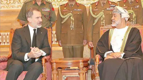 El rey de España, junto al nuevo sultán de Omán, Haitham bin Tareq al Said, en enero de 2020. (Casa Real)
