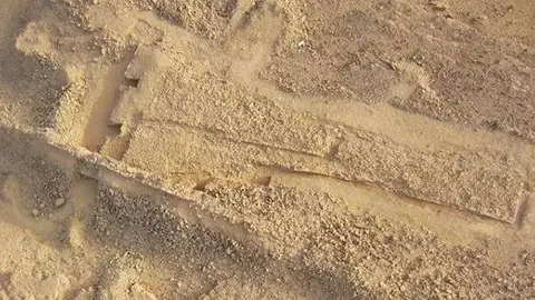 Apecto desde el aire del monumento triangular descubierto en un oasis de Arabia Saudita