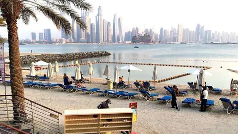 Perspectiva de una playa en la zona de La Palmera en Dubai. (EL CORREO)