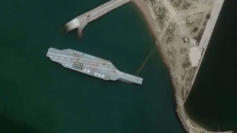 Modelo de portaaviones de Irán. (Al Arabiya)