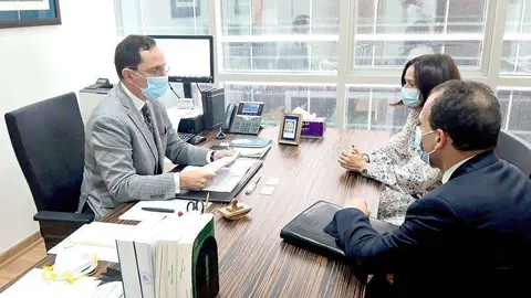 Emilio Contreras, cónsul de España en Emiratos Árabes -izquierda-, atiende asuntos en su despacho en Abu Dhabi. (@EmbEspEAU)