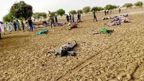 Víctimas mortales del atentado sobre el terreno. (@SaharaReporters)