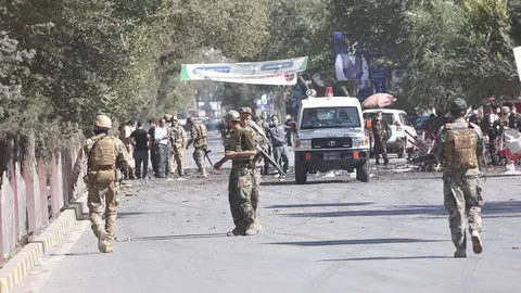Perspectiva de la zona tras perpetrarse el atentado suicida en una mezquita chií en Kabul. (@thefirstindia)