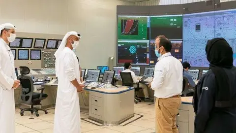 El jeque Mohamed durante su recorrido por la planta de Energía Nuclear de Barakah. (WAM)