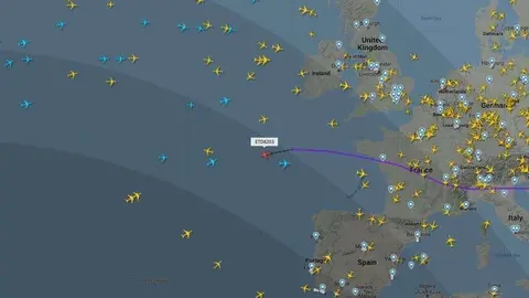 Una captura de pantalla de Flightradar 24, del vuelo de Etihad Airways a San José.