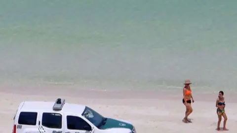 En la imagen de AFO, una patrulla de la Policía de Dubai en una playa.