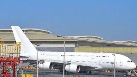 El A380 de Emirates tras ser pintado para abandonar la flota de la aerolínea. (Instagram)