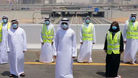 Profesionales emirat&iacute;es durante la pandemia. (WAM)