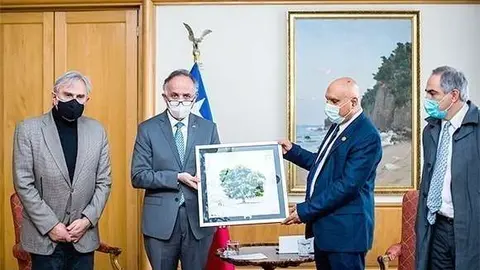 Acto de agradecimiento de Chile a Emiratos Árabes por la donación de insumos médicos con presencia del ministro chileno de Exteriores y del embajador emiratí en Santiago. (minrel.gob.cl)