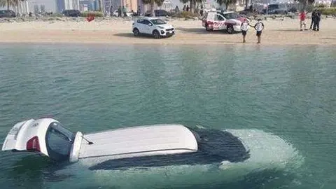 Ajman News difundió esta imagen del coche en el momento que es sacado del mar.