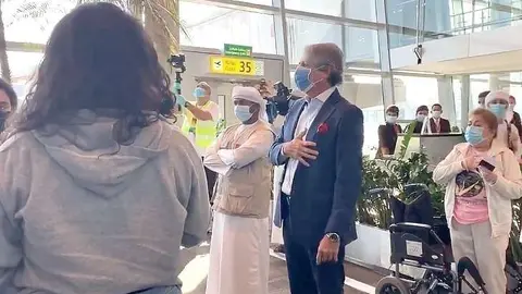 El embajador Jaime Amín entona el Himno Nacional de Colombia junto a sus compatriotas instantes antes de iniciar el vuelo de regreso de Emiratos Árabes a sus hogares. (Twitter)