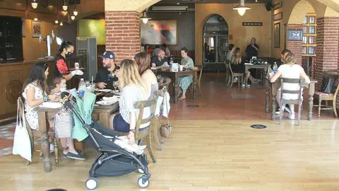 Numerosas personas comen con toda tranquilidad y seguridad en el restaurante Seville's, que ya se encuentra abierto en Dubai. (EL CORREO)