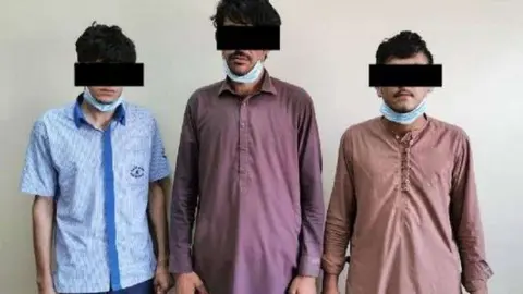 La Policía difundió la imagen de los detenidos por el robo.