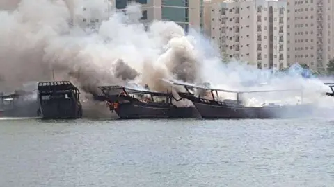 Una imagen de los pesqueros ardiendo.